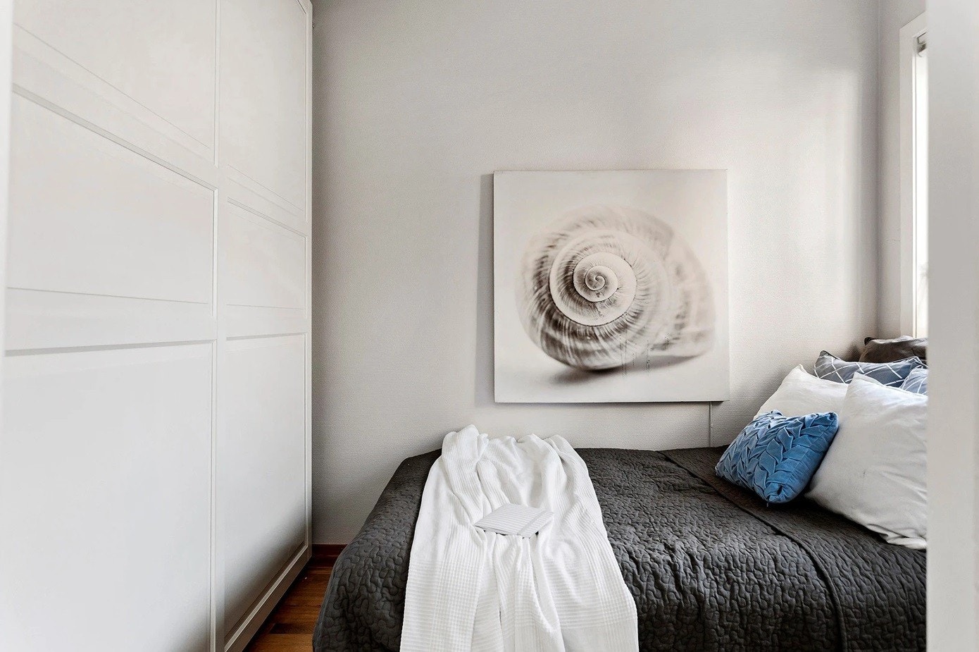 Soverom med skydedørsgarderobe Galleribilde