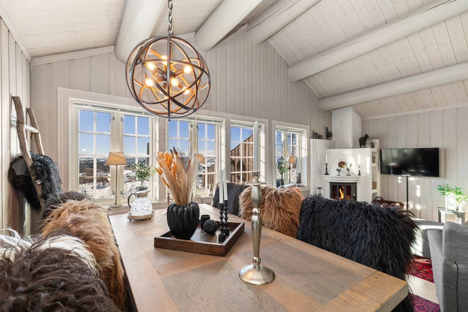 Store vindusflater som gir godt lysinnslipp og herfra kan man også nyte den flotte utsikten Galleribilde