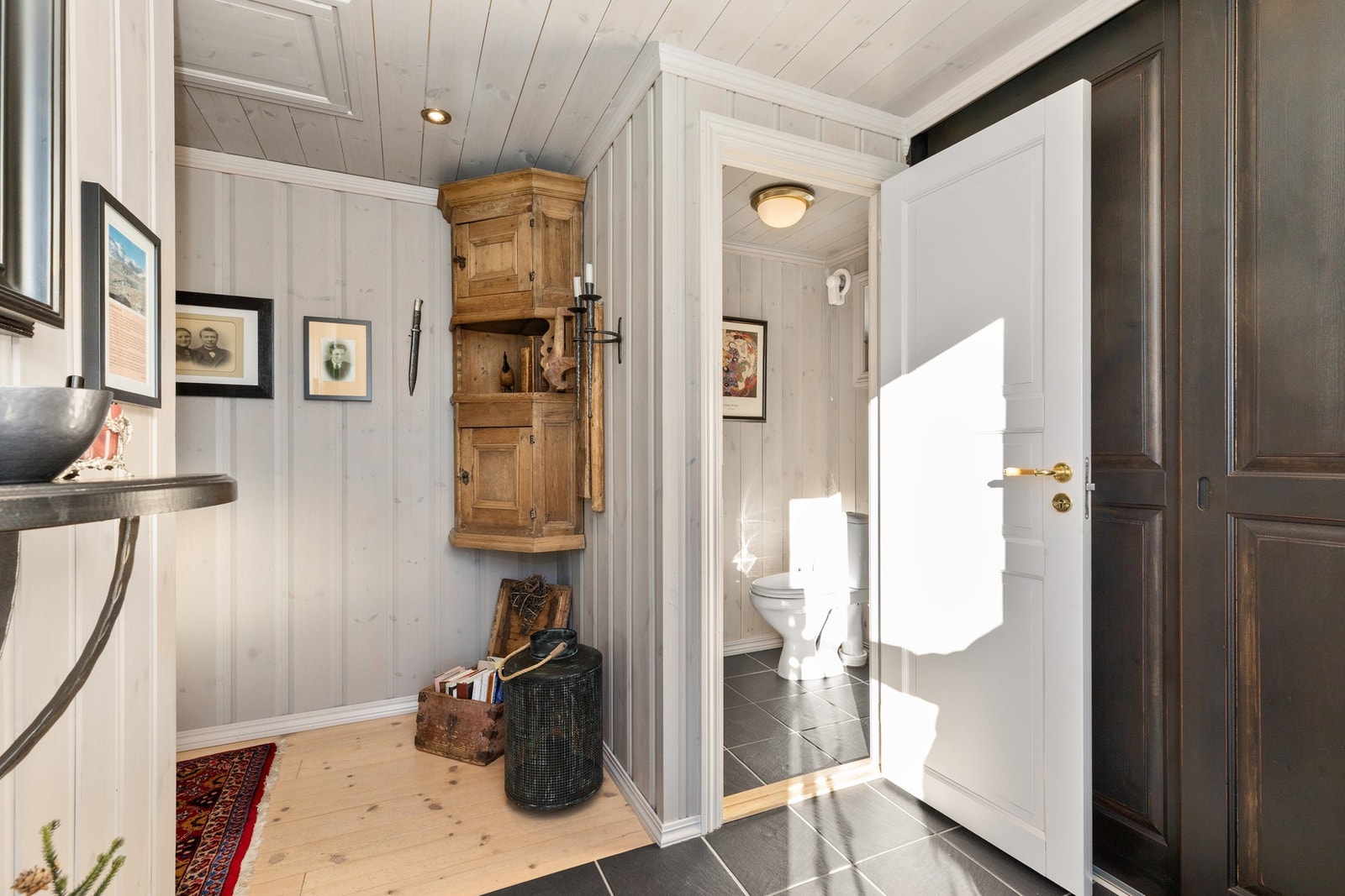 Fra entré har man også tilgang til toalettrom. I tillegg er det tilgang til loft fra entré, praktisk rom for oppbevaring og lagring. Galleribilde