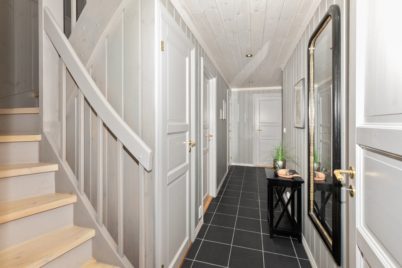 I eiendommens kjelleretasje finnes gang med varmekabler i gulvet. Galleribilde