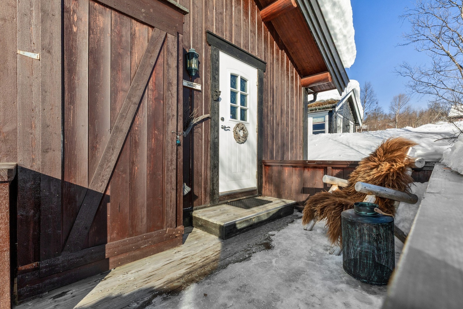 Om morgenen står solen mot terrassen ved inngangspartiet Galleribilde