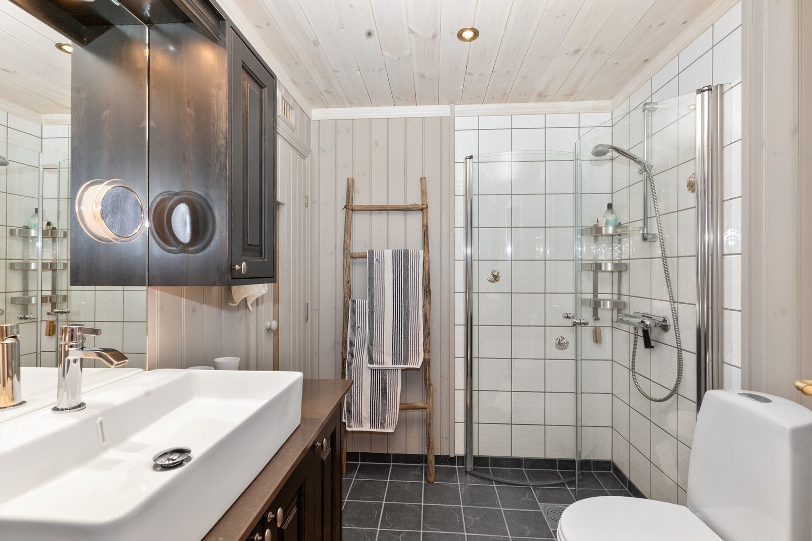 I kjelleretasjen finnes også bad med flislagt gulv med varmekabler Galleribilde