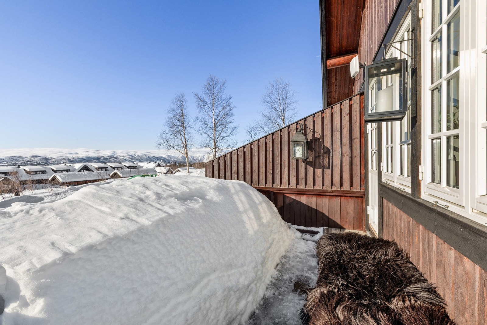 Her kan man nyte solveggen, utsikten og den friske fjelluften på terrassen som man har tilgang til fra stuen Galleribilde