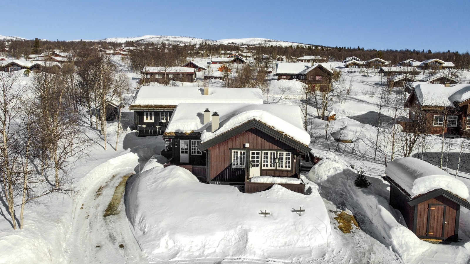 Hytta har to terrasser som gjør at man kan følge solen gjennom dagen Galleribilde