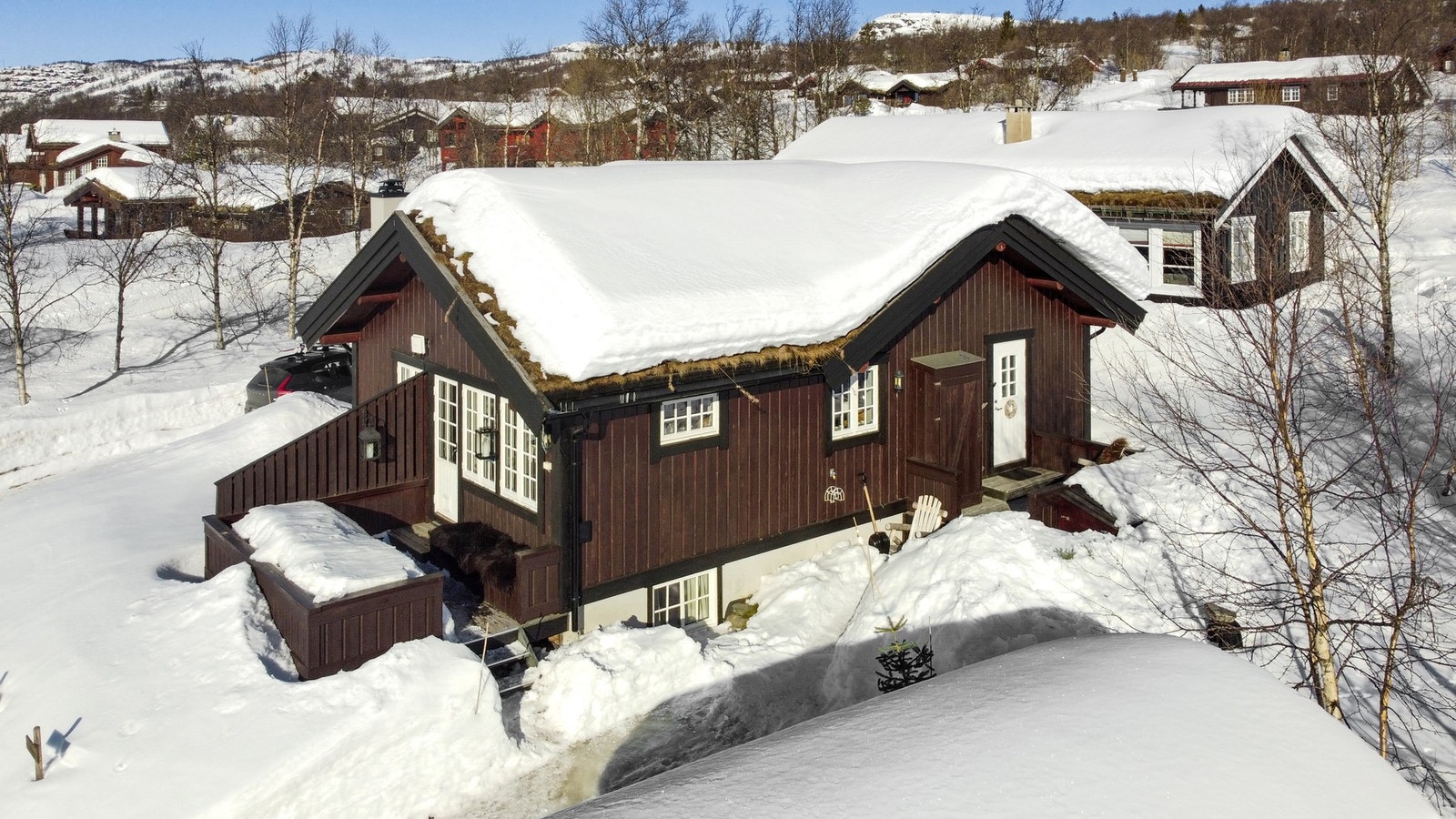 Praktisk vedbod finner man også ved inngangspartiet Galleribilde