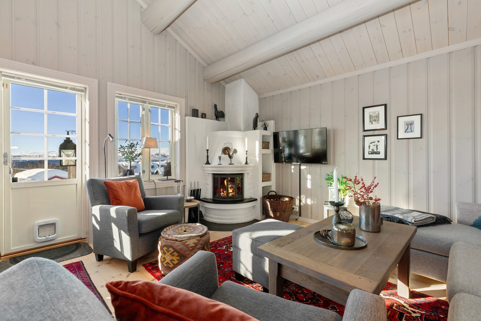 Øvrevegen 9 er en tomannshytte sentralt beliggende på Beitostølen Galleribilde