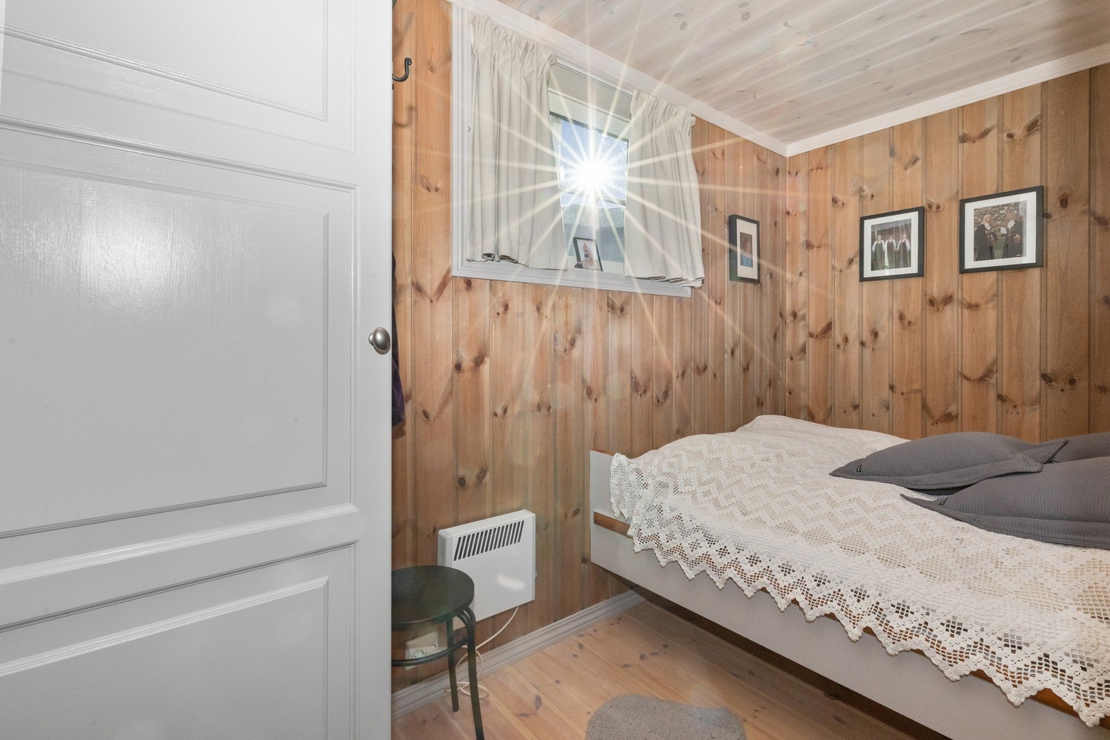 På to soverom er det plassbygd seng med 150 cm bredde Galleribilde