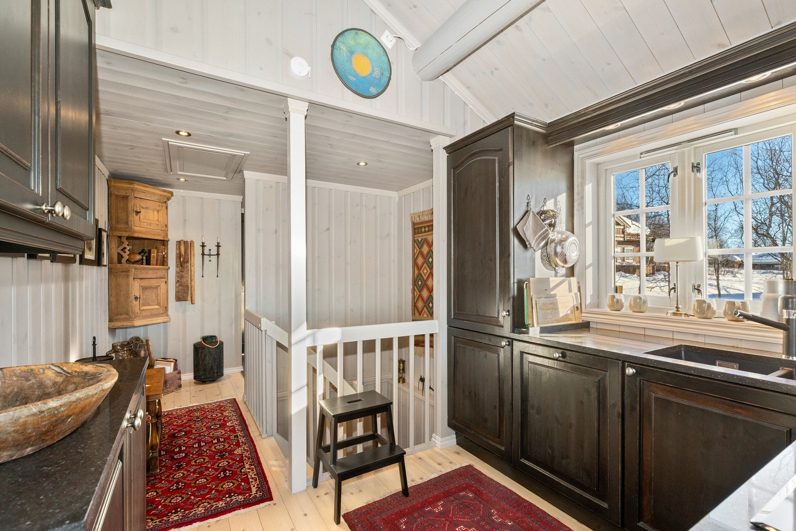 Kjøkkeninnredning i heltre med profilerte fronter. Galleribilde