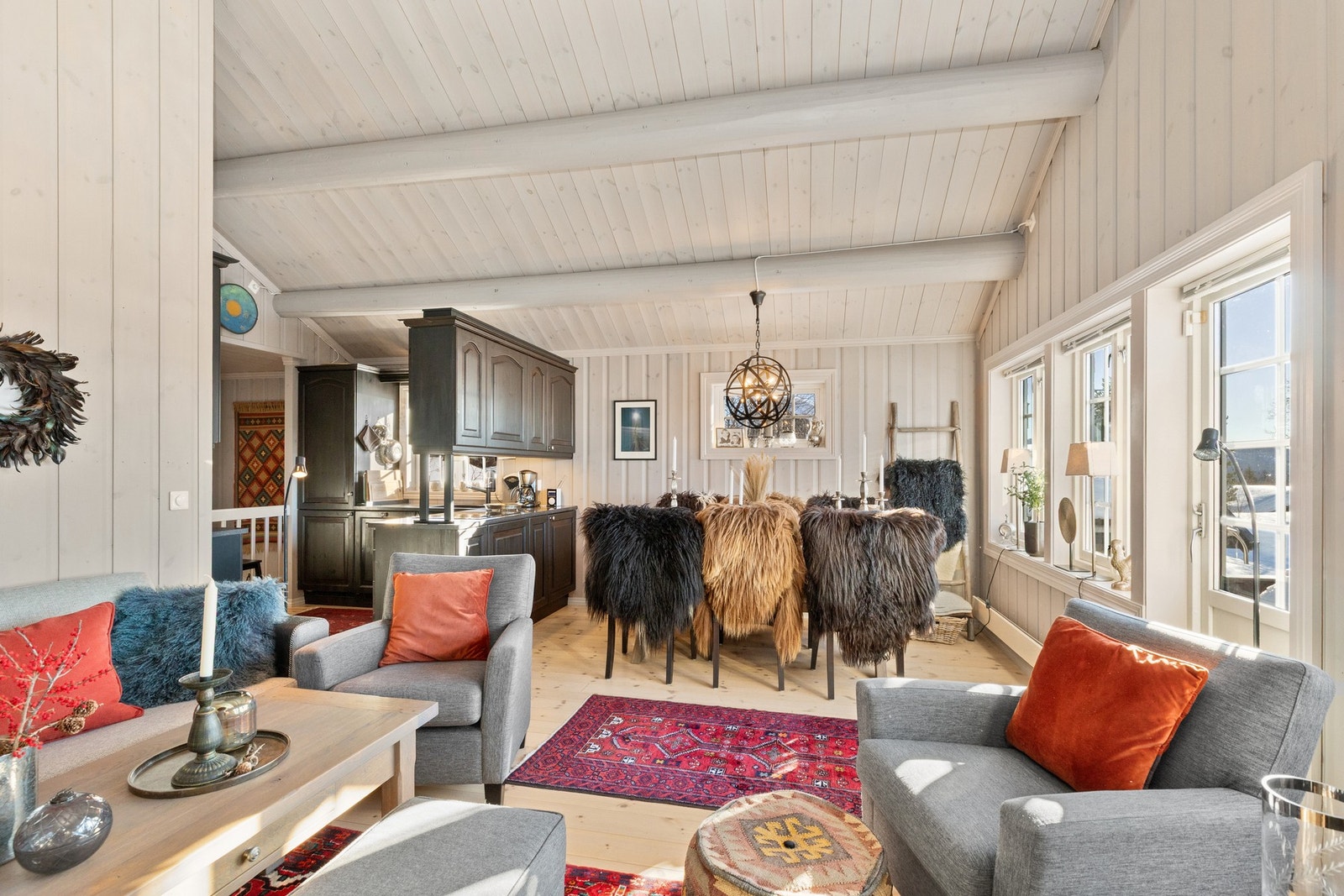 Fra eiendommen er det gangavstand til det aller meste på Beitostølen, og her er det glimrende turmuligheter både sommer og vinter Galleribilde