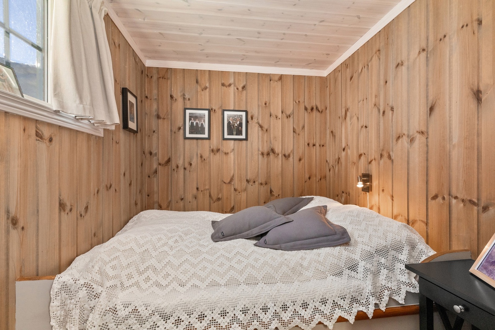 Tilknyttet gangen finnes tre soverom som gir gode muligheter for å kunne ta i mot besøk fra familie og venner Galleribilde