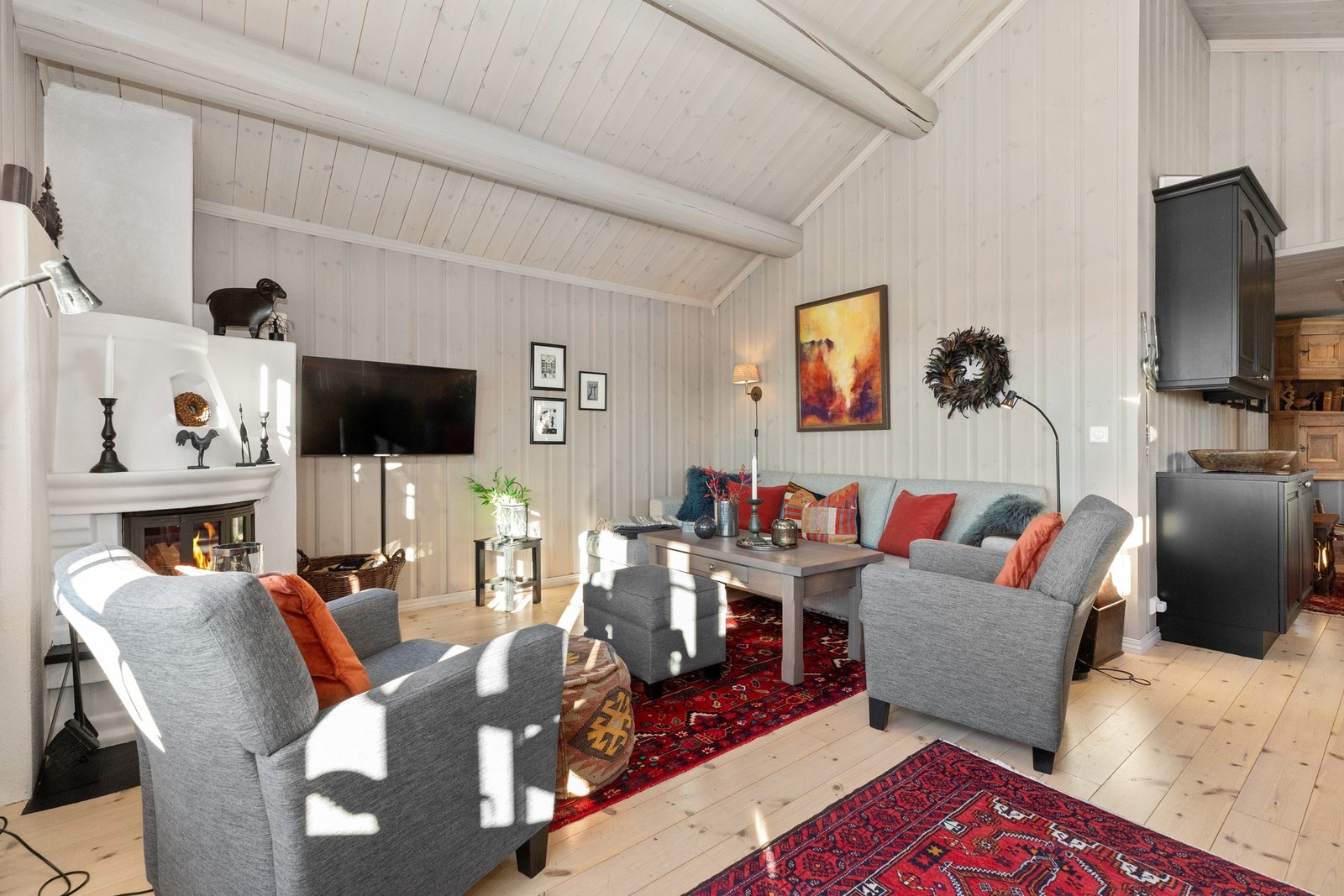 Innsatspeisen i stua med elementpipe gir lun og god varme i rommet Galleribilde