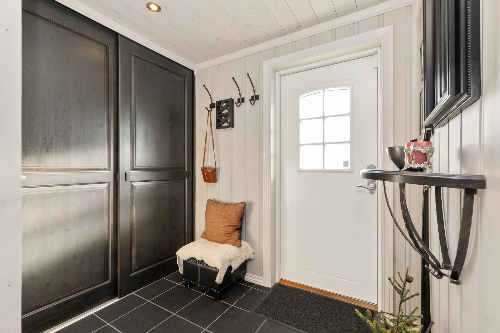 Hyttas entré har flislagt gulv med varmekabler, så her blir du møtt av lun varme med en gang du åpner døren. Plassbygd garderobe gir godt med plass til oppheng av tøy. Galleribilde