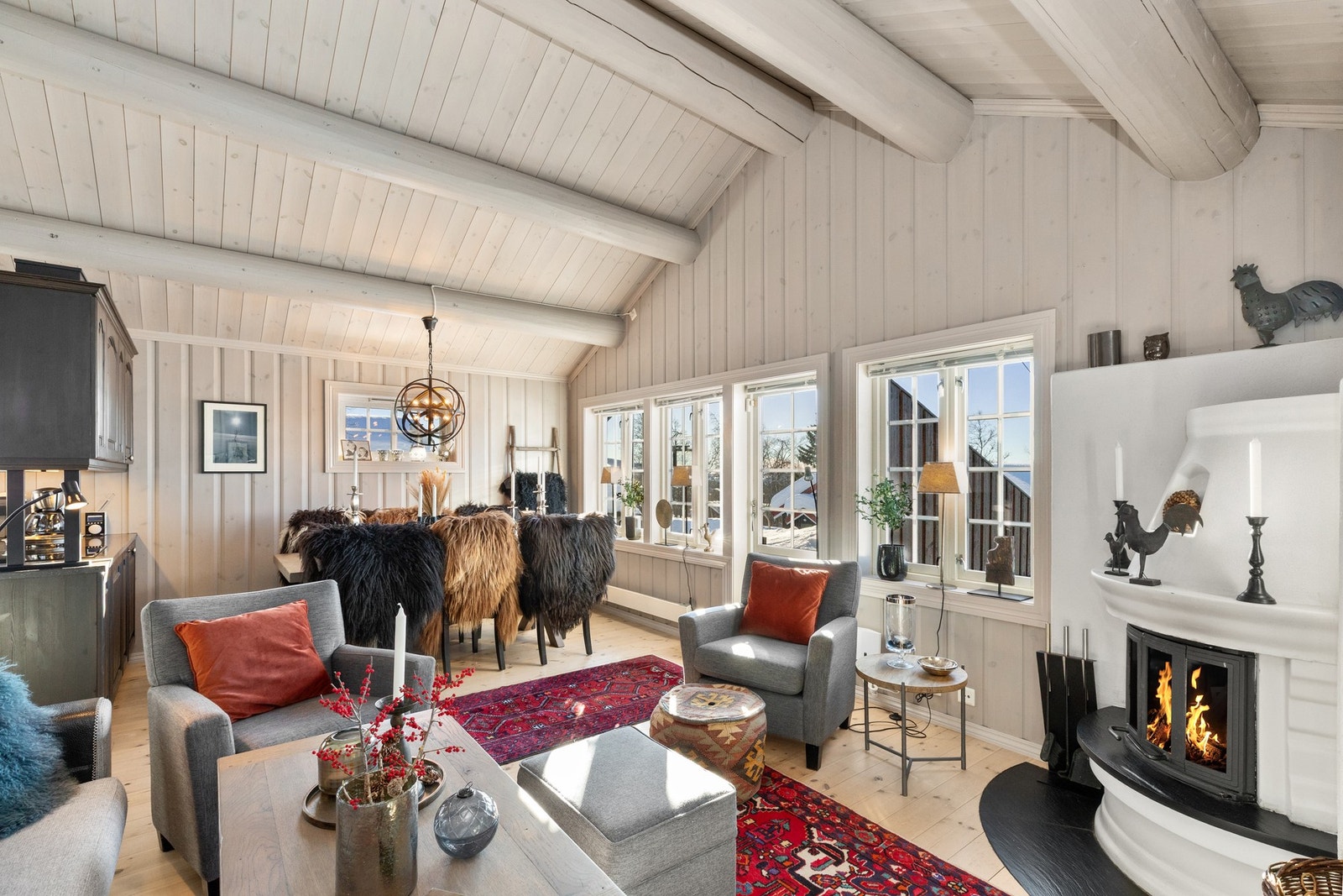 Kjøkken og stue i åpen løsning med flere soner for møblering Galleribilde