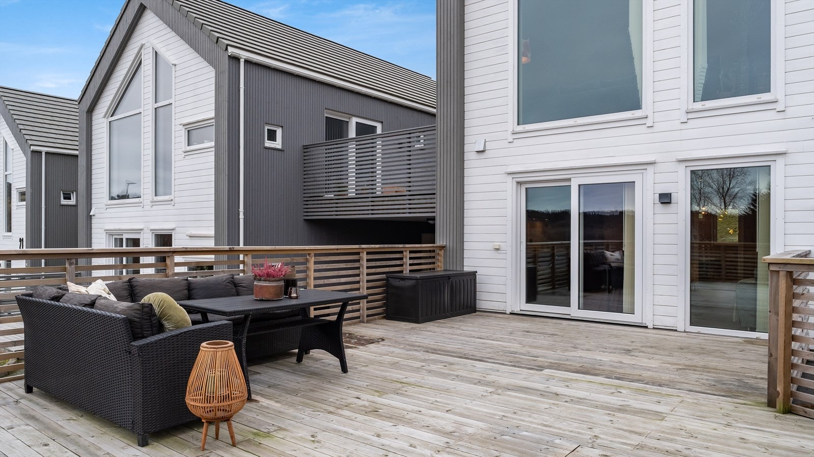 Kjekk terrasse med ettermiddagssol. Galleribilde