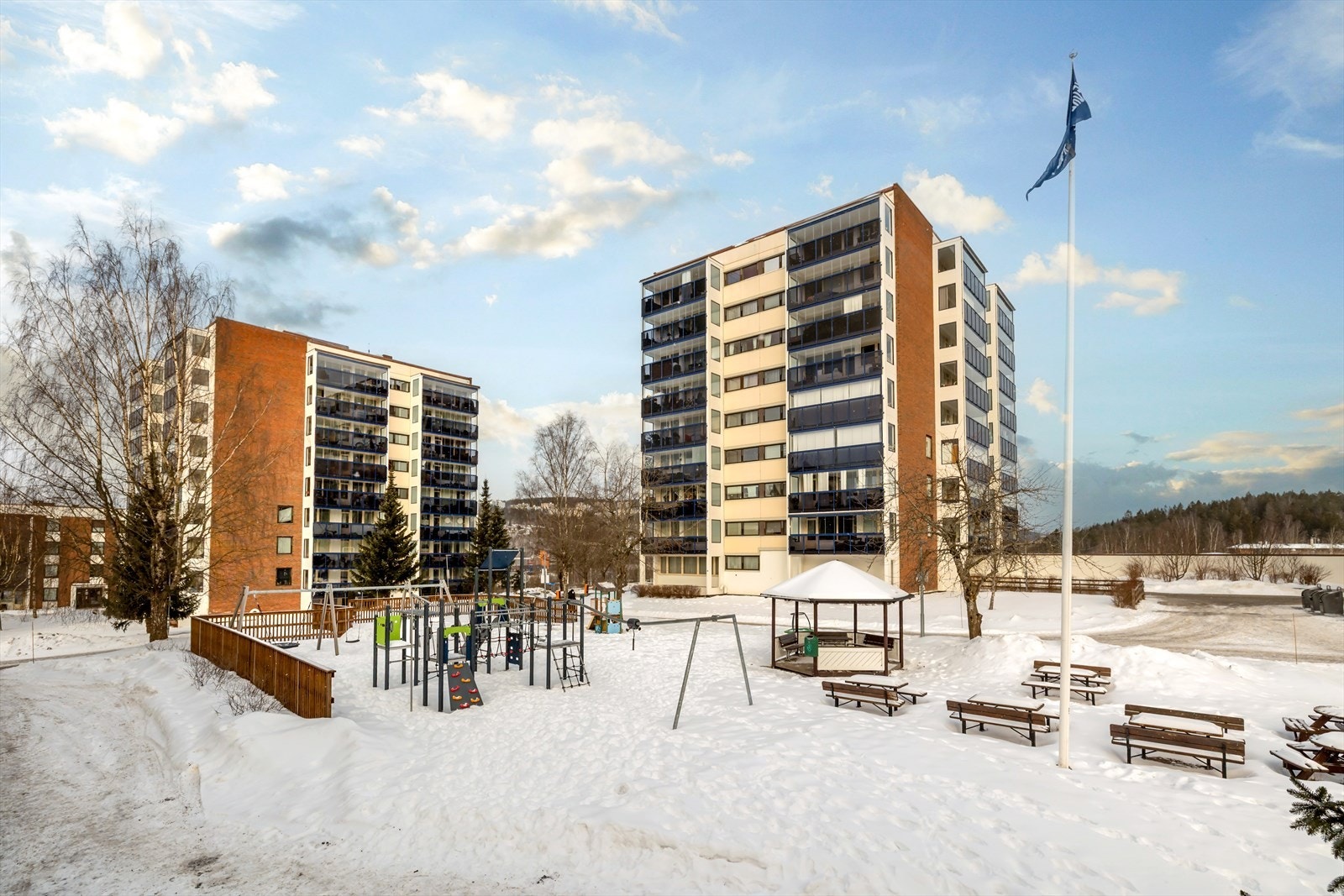 Maria Dehlis vei 45 ligger i et attraktivt området på Nedre Haugen, kjent for sin fredelige og familievennlige atmosfære. Beliggenheten er ideell for familier, med nærhet til natur og gode fasiliteter Galleribilde