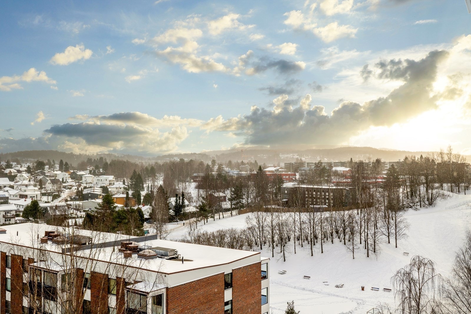 Offentlig transport er lett tilgjengelig med flere buss- og togforbindelser i nærheten. Du har kort avstand til Haugenstua senter og Furuset senter, hvor du finner et variert utvalg av butikker, servicetilbud, restauranter, kafeer, postkontor m.m Galleribilde