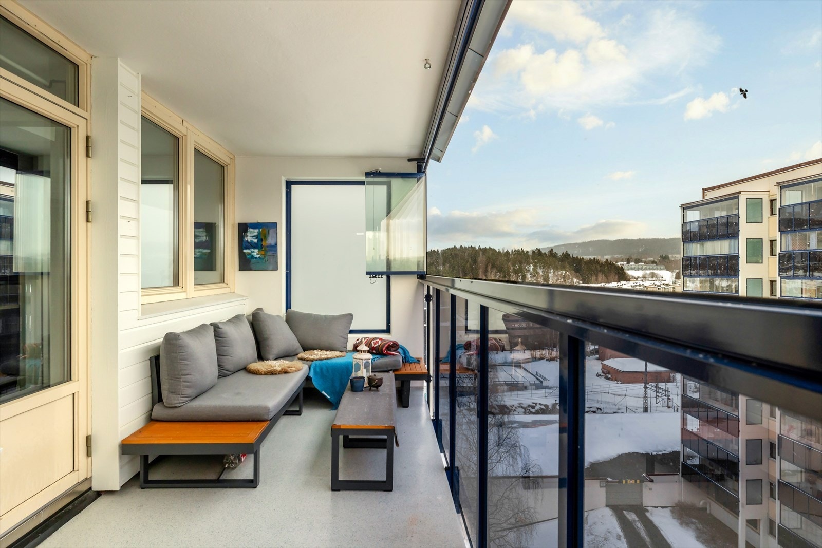 Selger opplyser at boligen har gode solforhold. Rundt midtsommer er det sol fra tidlig morgen og frem til cirka kl. 13-14 Galleribilde