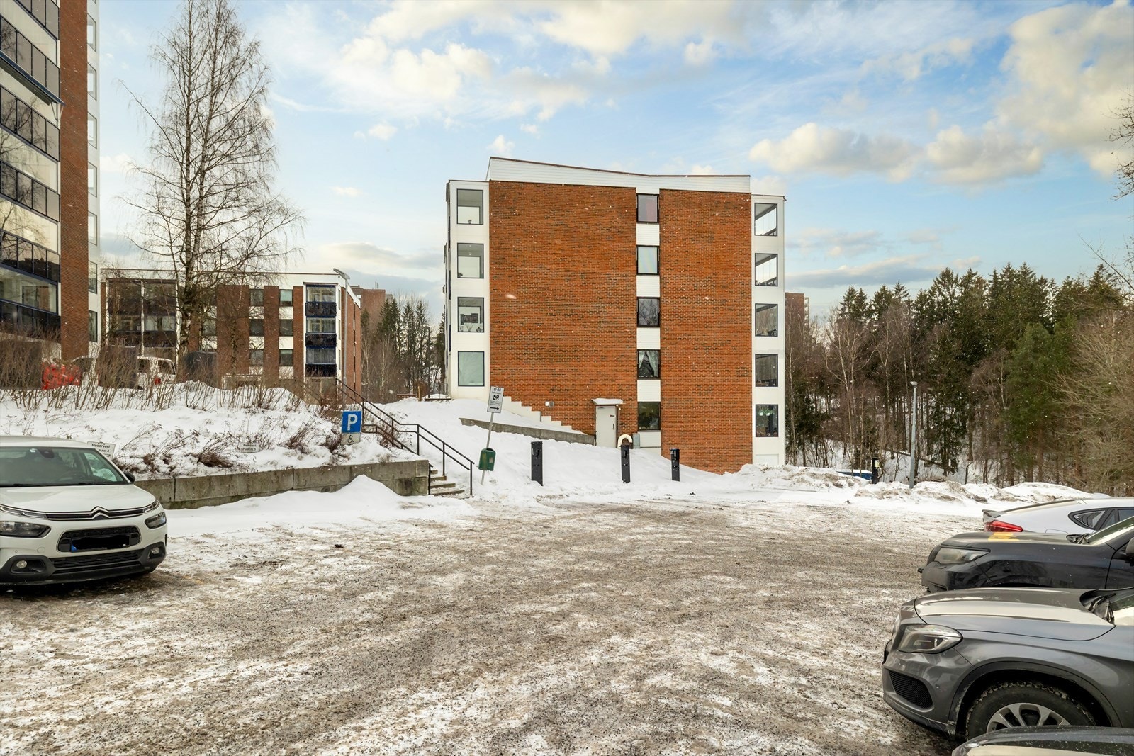 Borettslaget tilbyr både uteparkering og garasje. Ta kontakt med styre for leie av p- plass Galleribilde