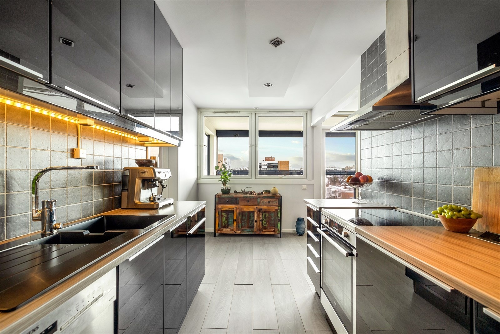 Kjøkken. Leiligheten disponerer en bod i kjeller på ca 3 kvm Galleribilde