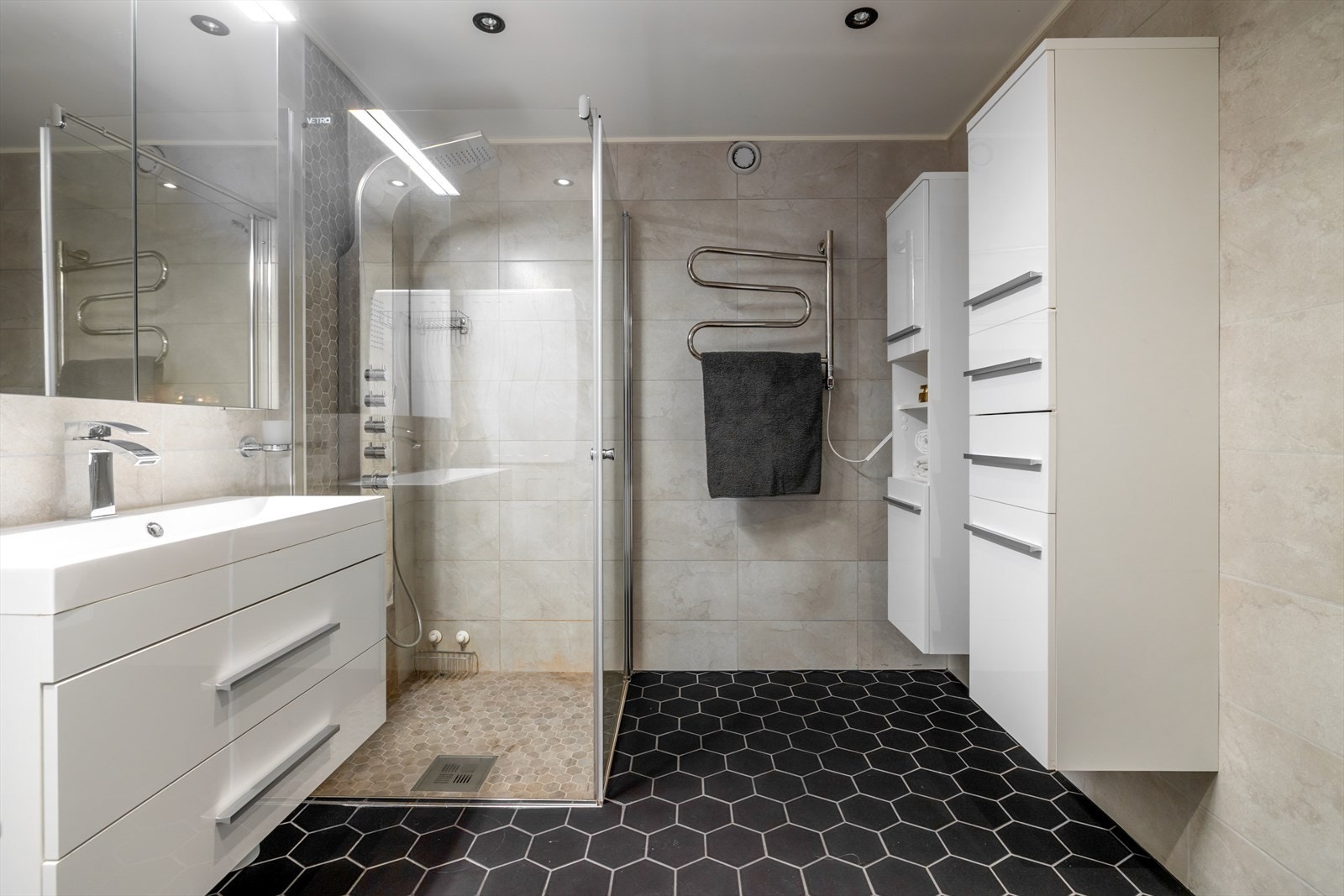 Tidløst, romslig bad fra 2017 Galleribilde