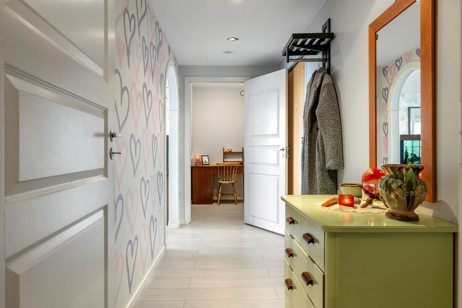 Entréen har gode oppbevaringsmuligheter med plass til kommode og oppheng for yttertøy og sko Galleribilde