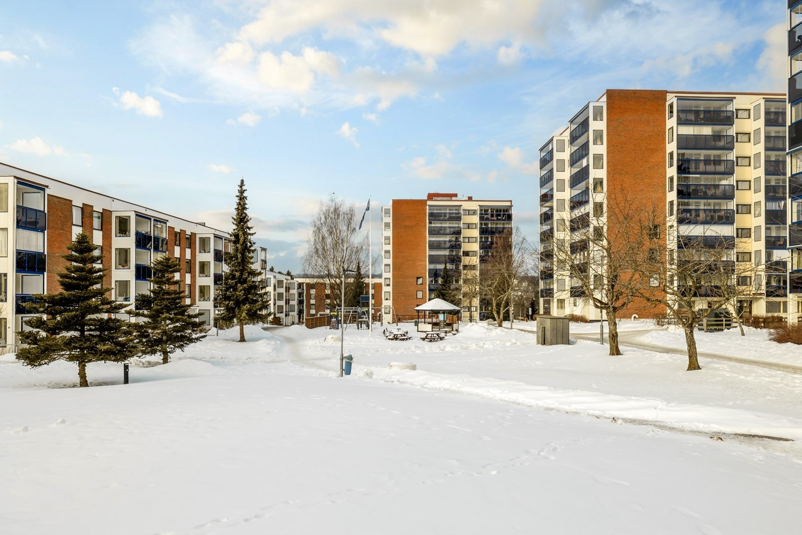 Området rundt Nedre Haugen byr på vakre turområder og grønne fasiliteter. Det er kort vei til flere parker og stier, perfekt for en løpetur eller en avslappende spasertur med familien Galleribilde