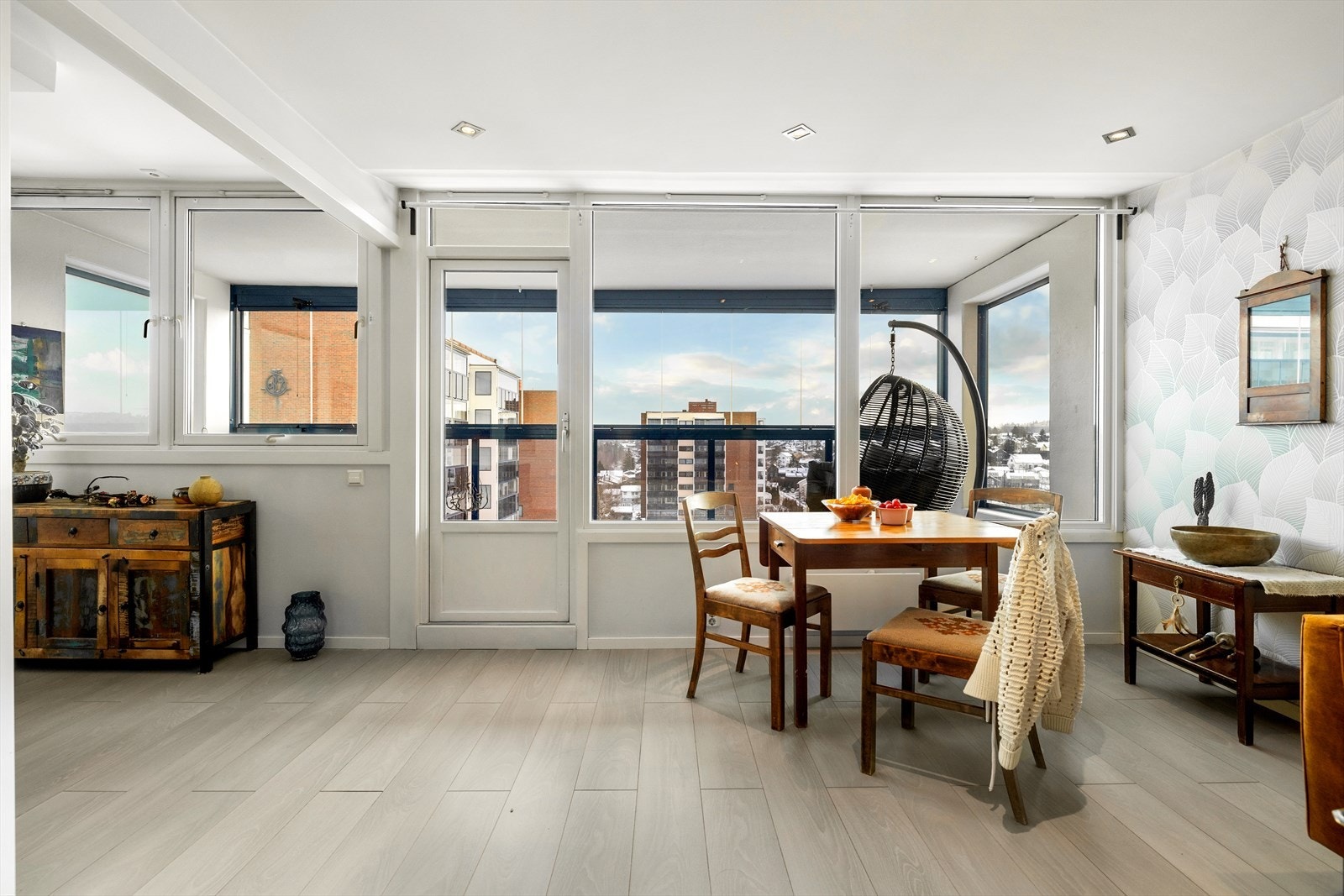 Gjennomgående i leiligheten er store vindusflater som slipper inn riklig med naturlig lys Galleribilde