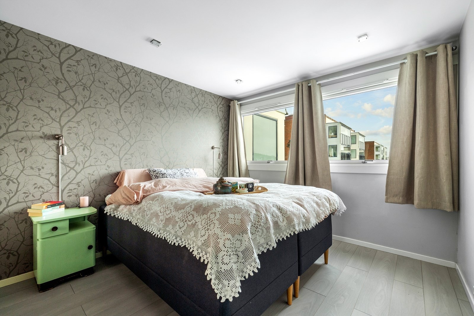 Romslig soverom med store vindusflater som gir rikelig med naturlig lys. Det er god plass til dobbeltseng med tilhørende nattbord samt øvrig ønsket møblement Galleribilde