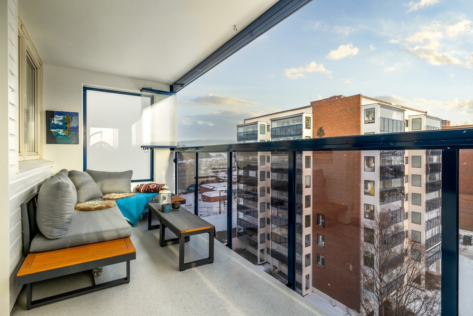 Leiligheten har en arealeffektiv planløsning og består av en innbydende entré, romslig stue med delvis åpen kjøkkenløsning, soverom med store vindusflater og et tidløst bad. I tillegg til en herlig balkong Galleribilde