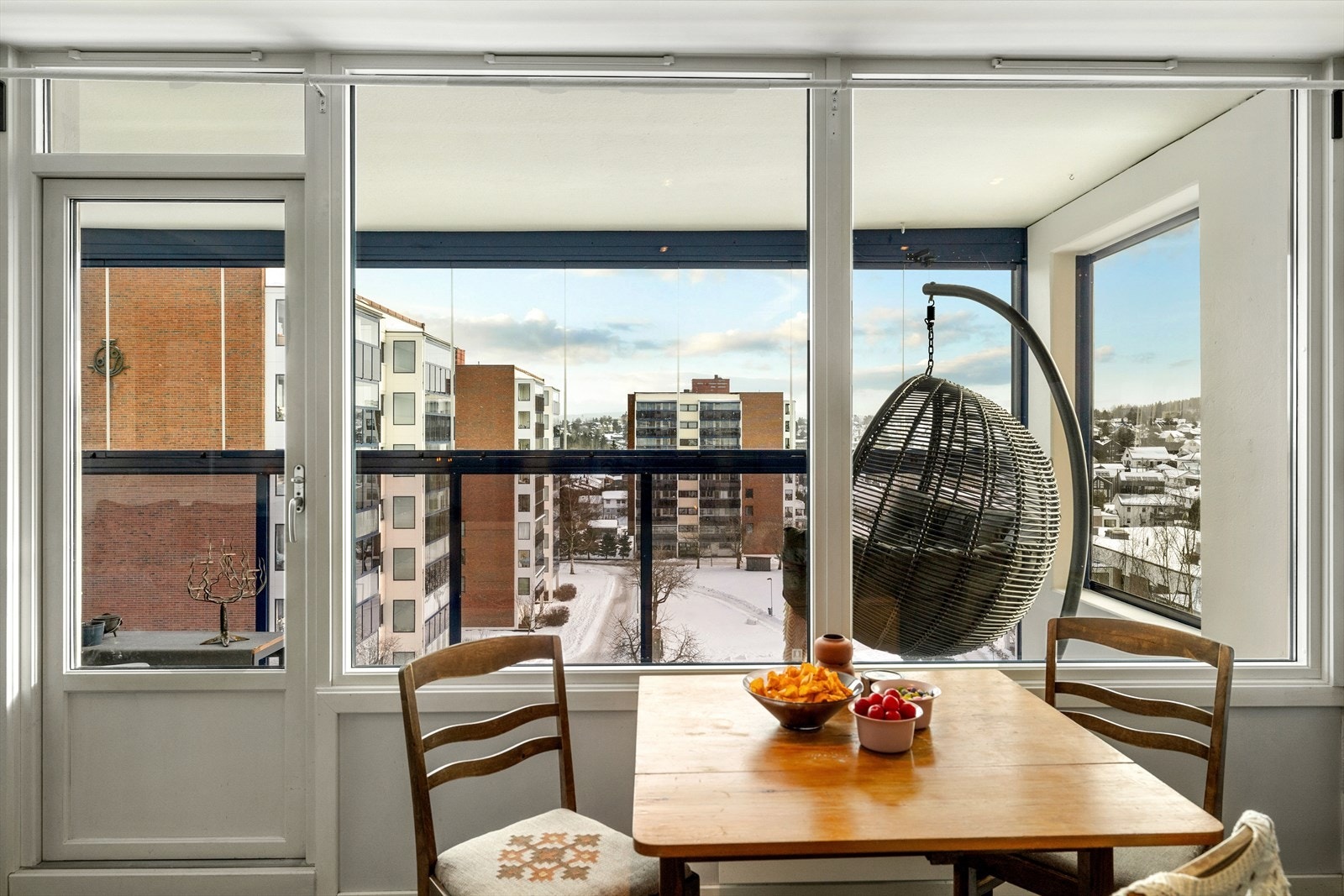 Fra stuen/kjøkkenet er det direkte utgang til en herlig balkong på ca 12 kvm Galleribilde