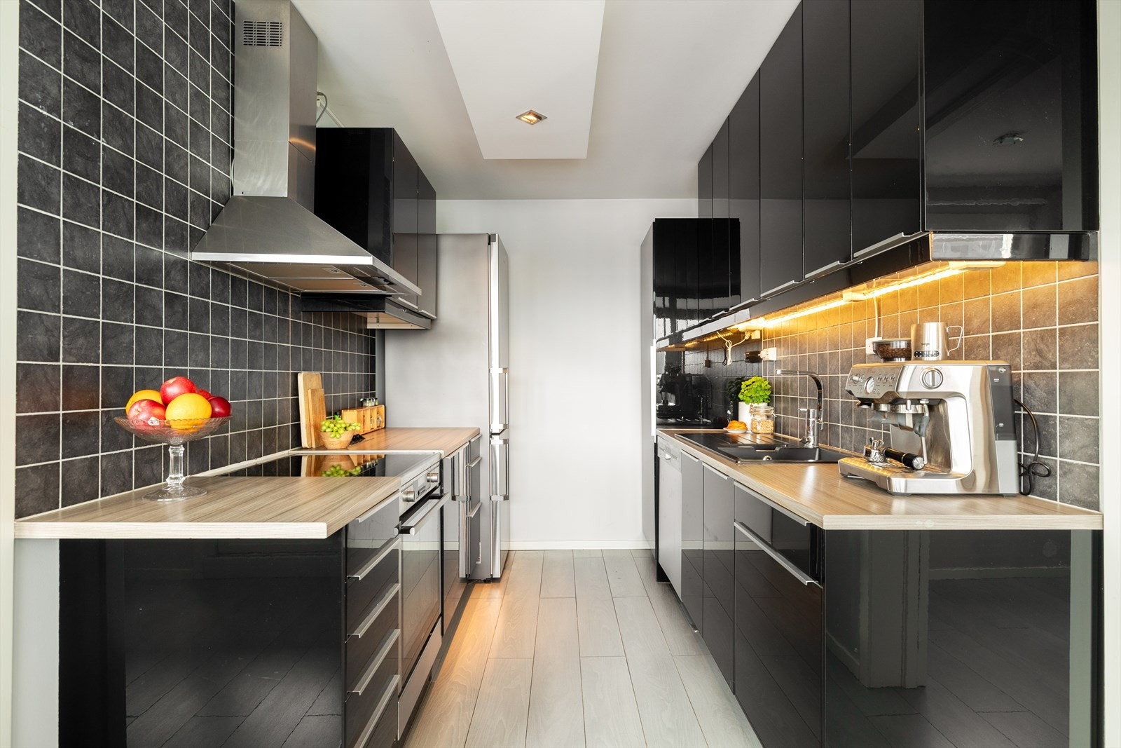 Integrerte hvitevarer er komfyr og kjøl/frys -skap. Det er opplegg for frittstående kjøleskap og oppvaskmaskin Galleribilde