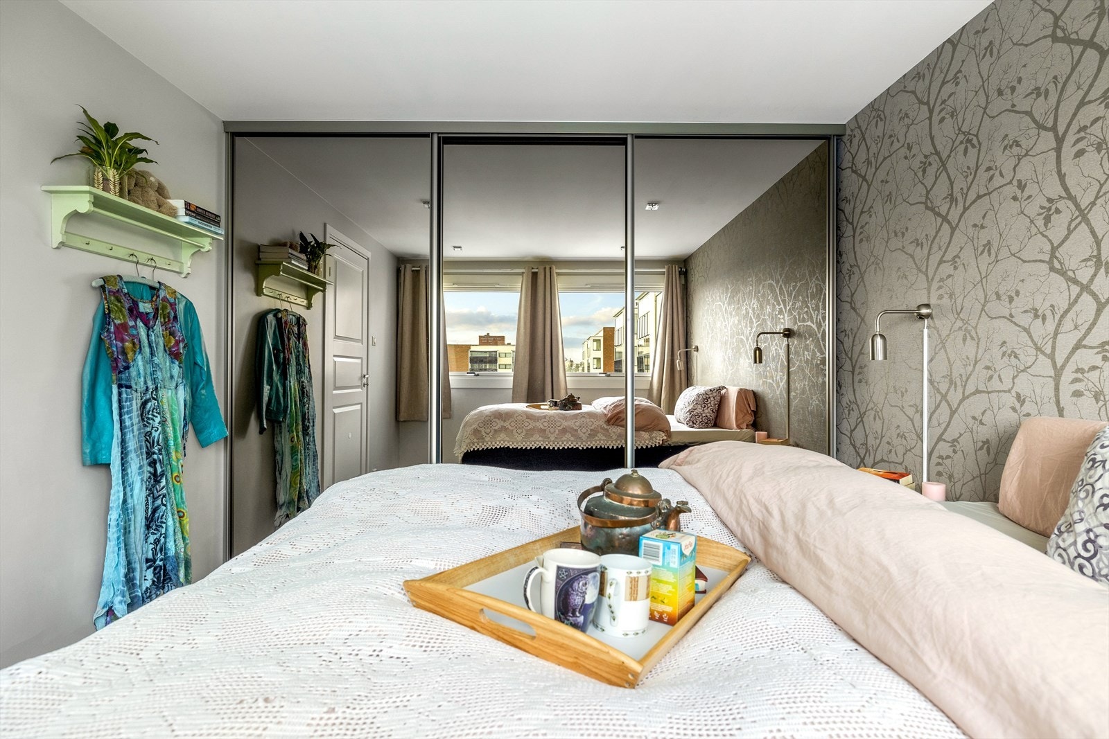 Soverommet har plassbygget garderobeskap med speilfronter, som gir gode oppbevaringsmuligheter og bidrar til en luftig romfølelse Galleribilde