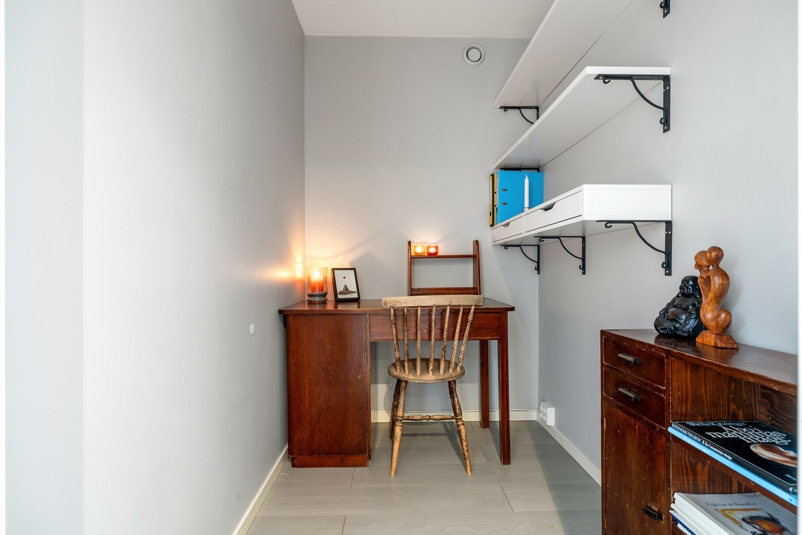 Innbydende entré med god plass. Selger har tilrettelagt deler av arealet som kontorløsning Galleribilde