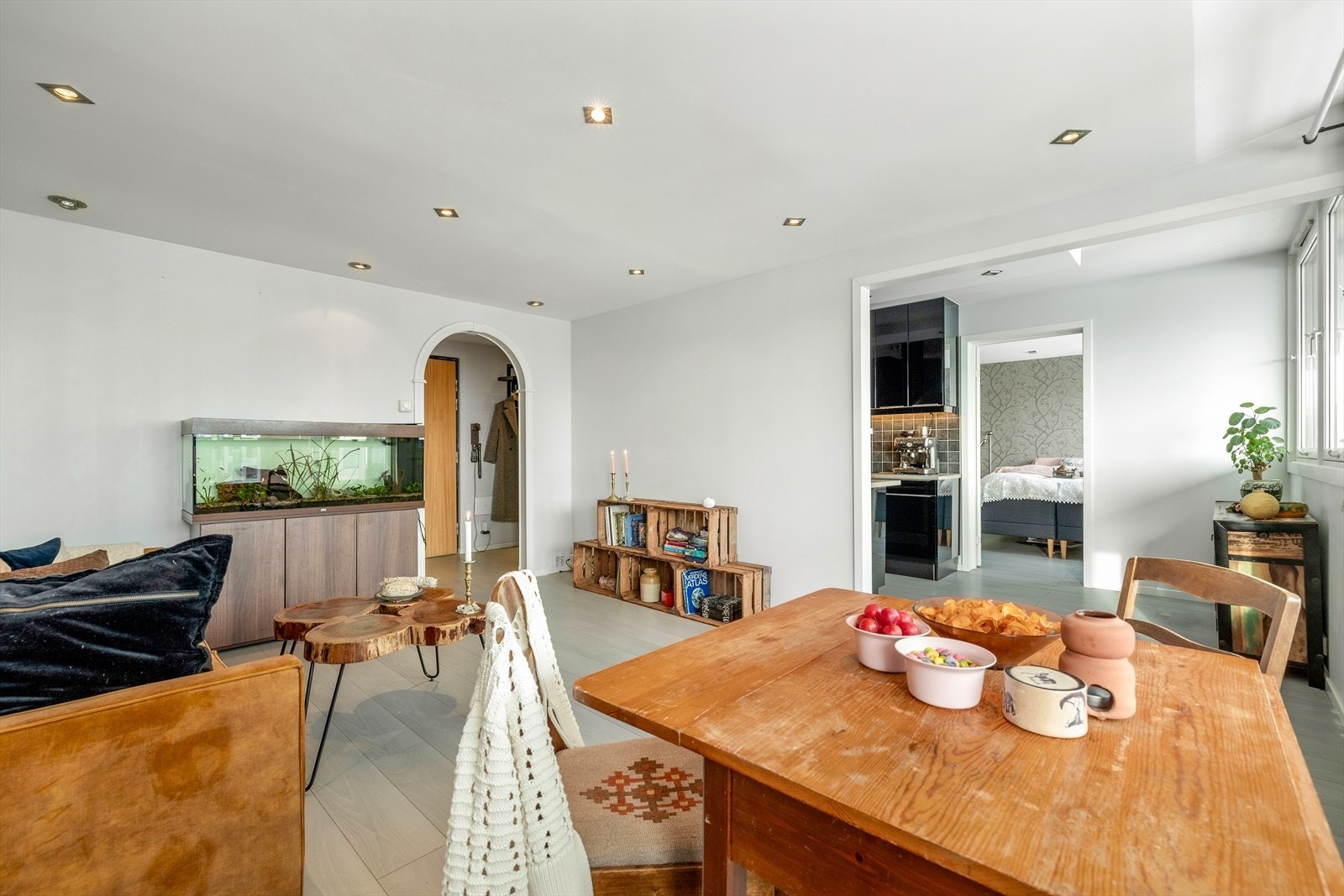 Moderne, delvis åpen stue- og kjøkkenløsning. Himlingshøyde målt til 2.40 m Galleribilde