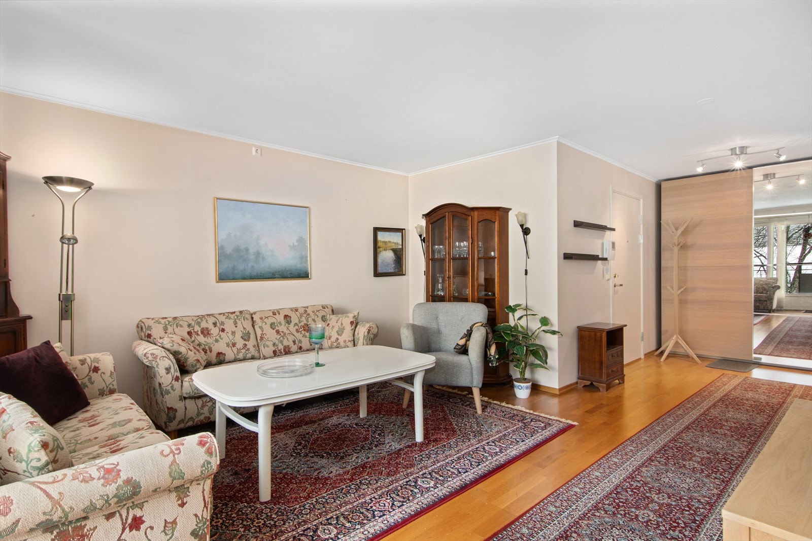 Ved inngangsdøren er det montert en praktisk skyvedørsgarderobe ! Galleribilde