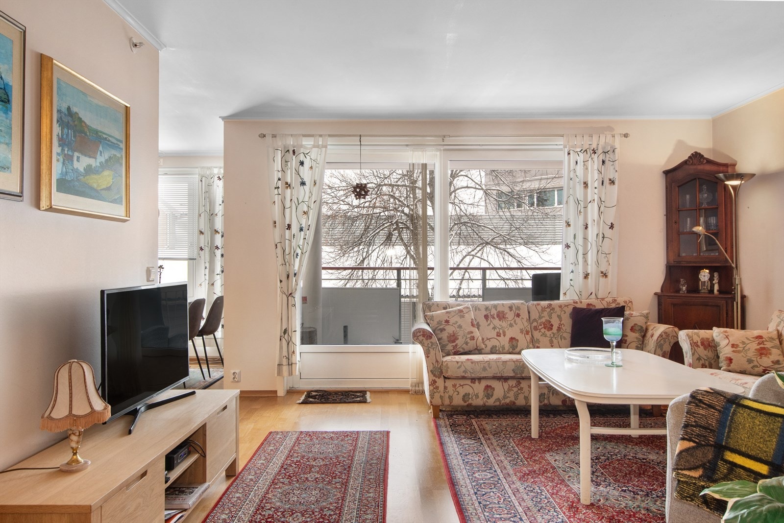 Fra stuen er det utgang til terrasse som vender ut mot Tommelstads gate. Galleribilde