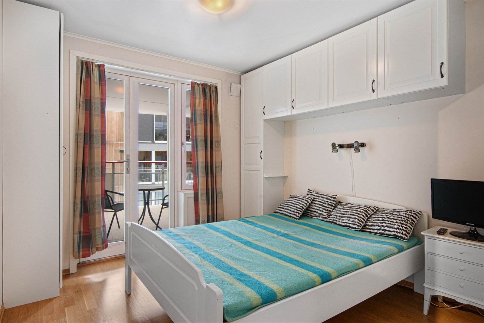 Leiligheten har ett soverom - her er det også dør ut til en liten sitteplass. Galleribilde