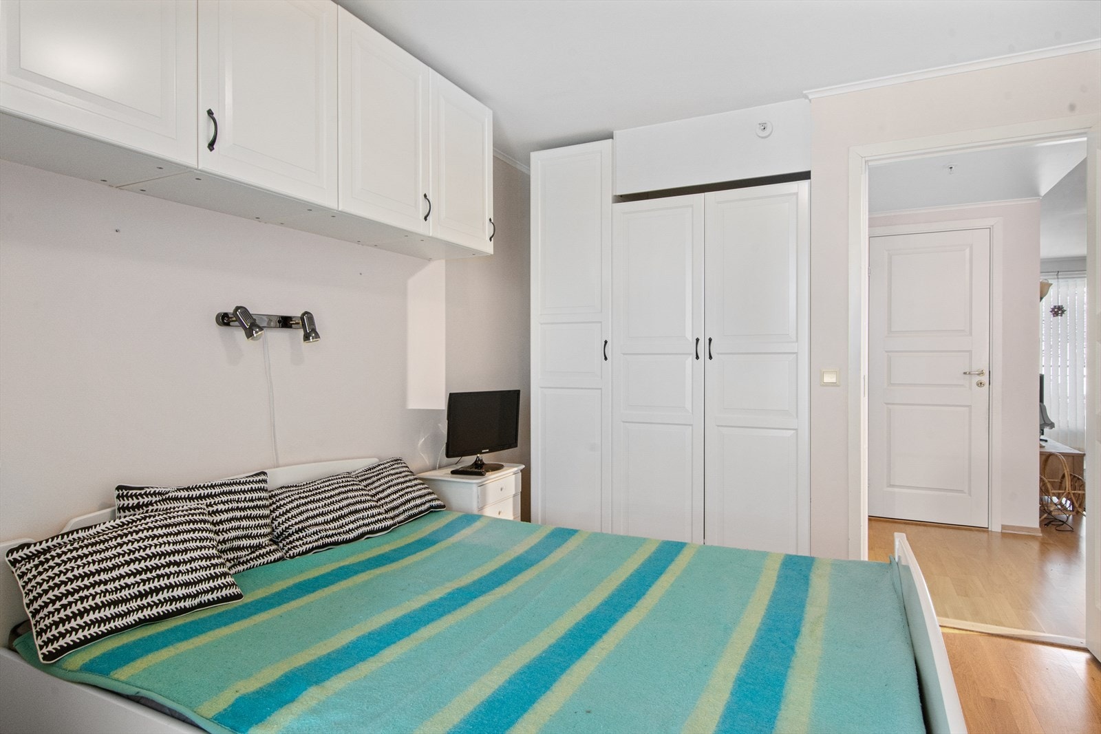 Det er montert godt med skap på soverommet ! Galleribilde