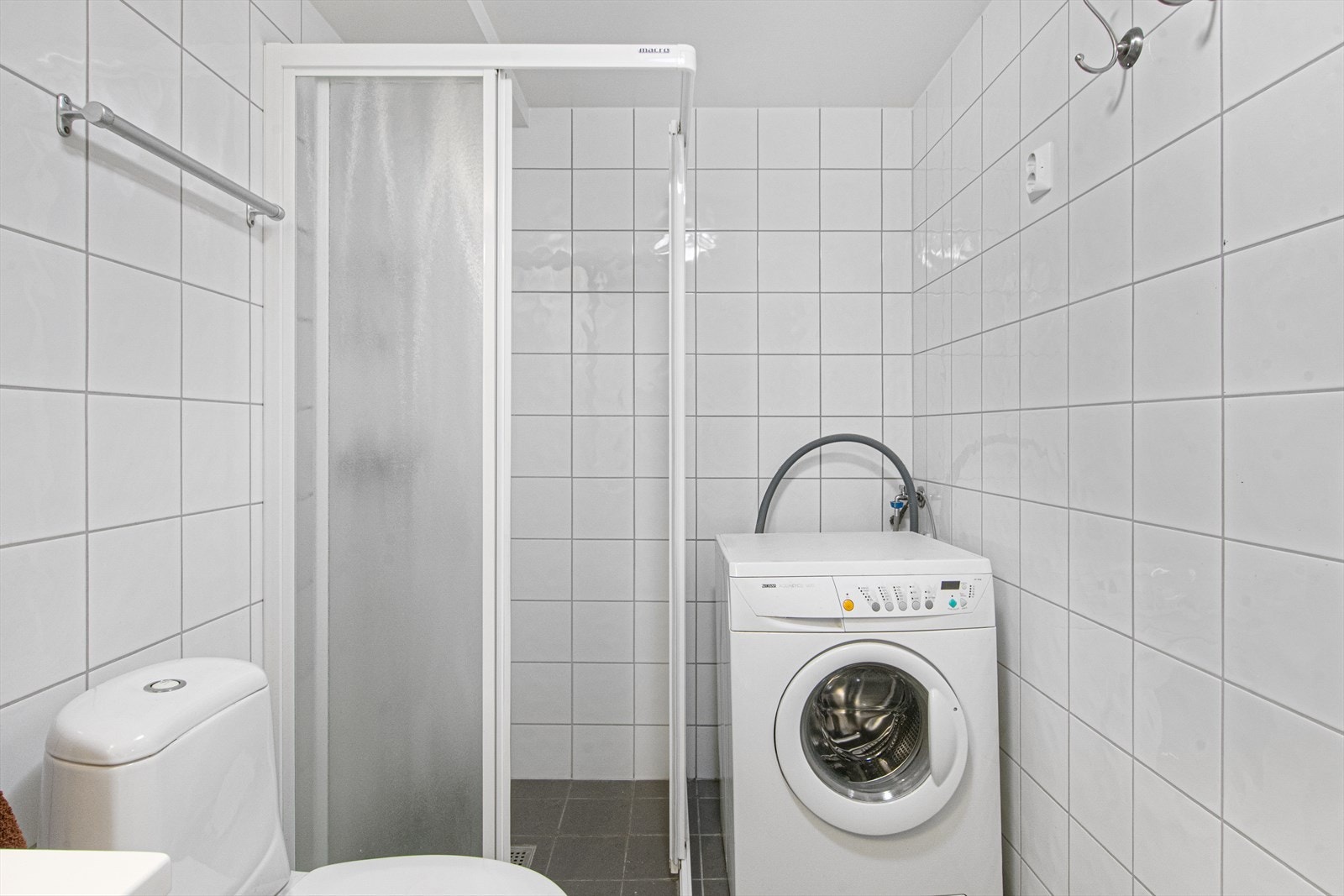 Her er det dusjvegger og opplegg til vaskemaskin. Galleribilde