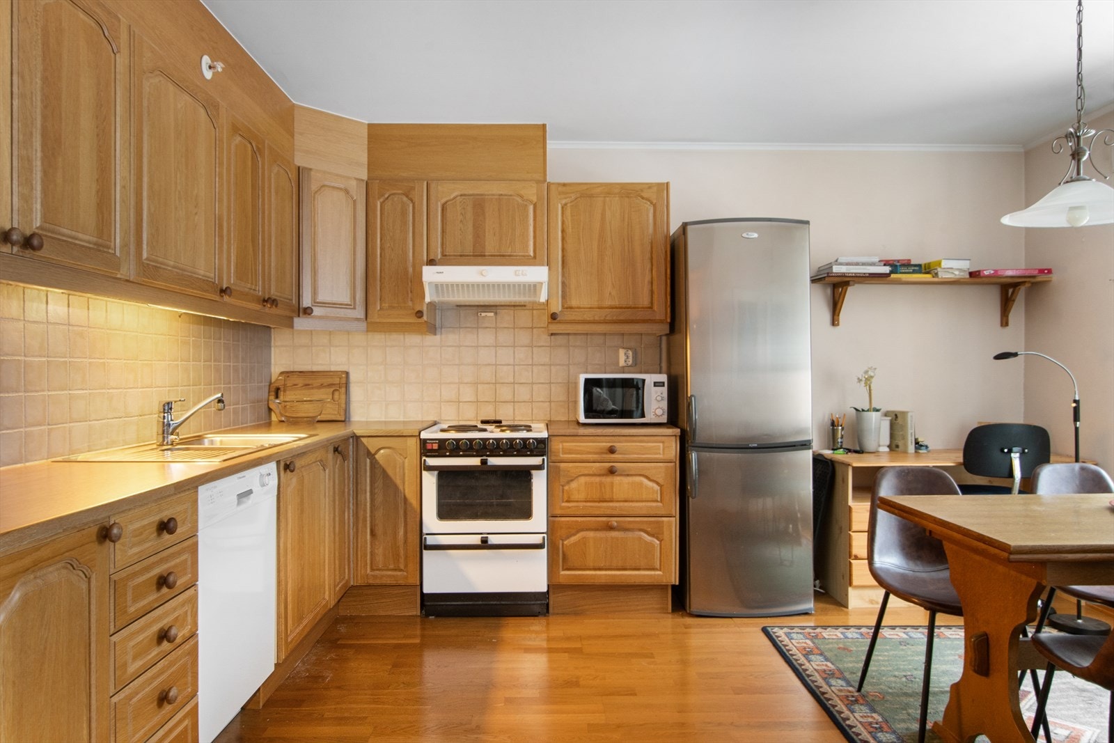 Romslig kjøkken med godt med oppbevaringsplass både over og under benken! Galleribilde