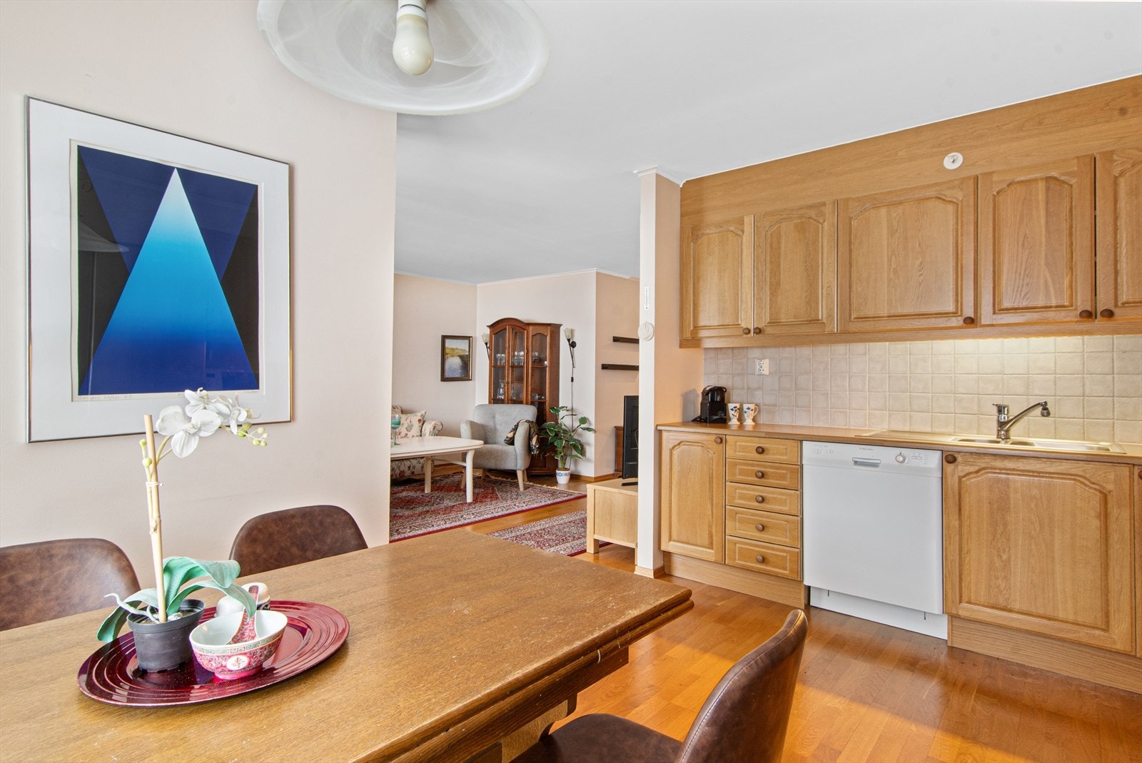 Frontene på kjøkkenet er i heltre eik og har minimalt med bruksslitasje. Galleribilde