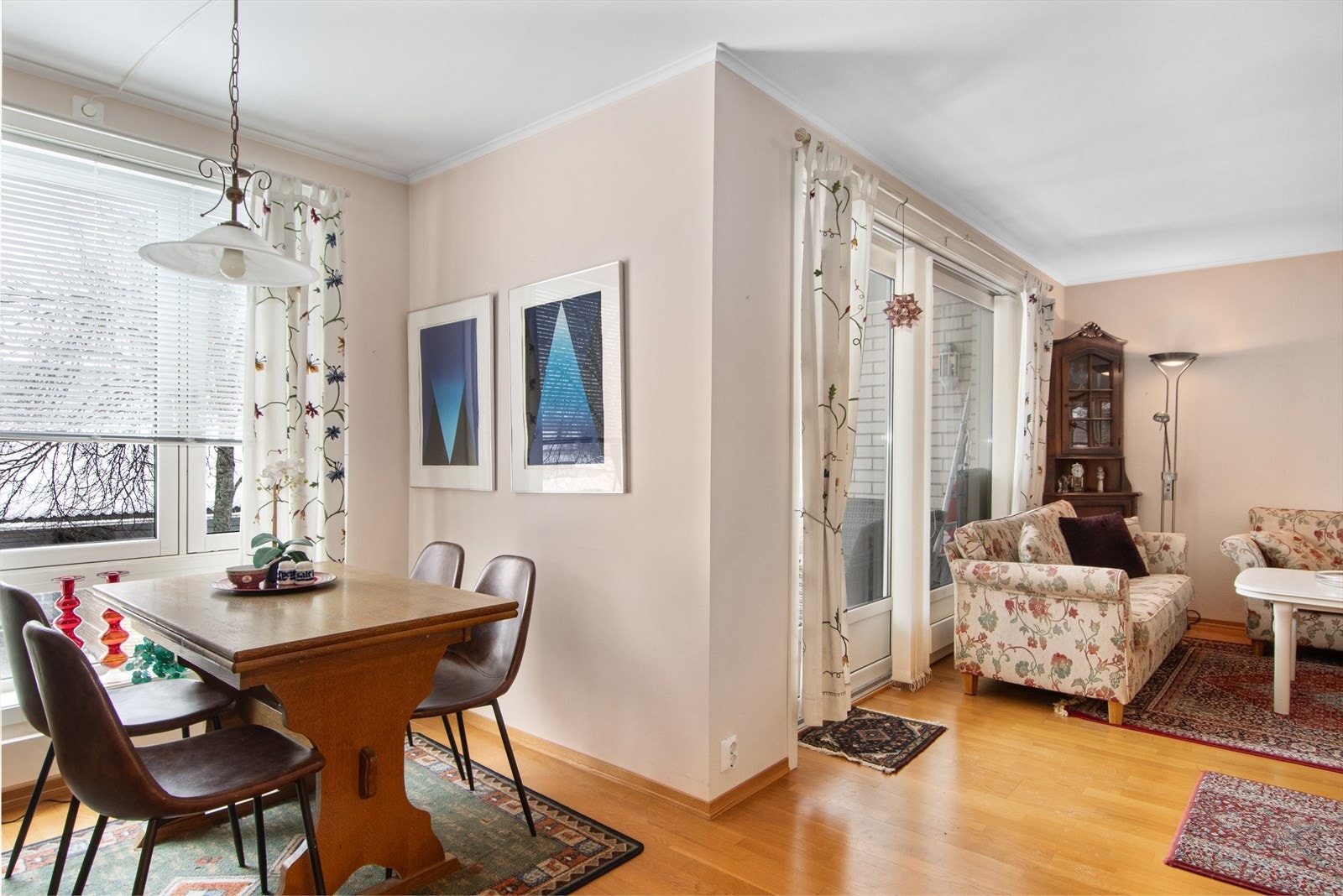 Romslig kjøkken med god plass til en spiseplass for å samle venner og familie! Galleribilde