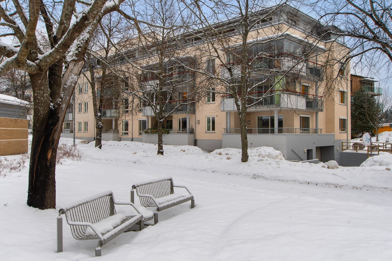 Til høyre ses nedkjøring til oppvarmet garasje. Herfra er det også heis opp til leiligheten! Galleribilde