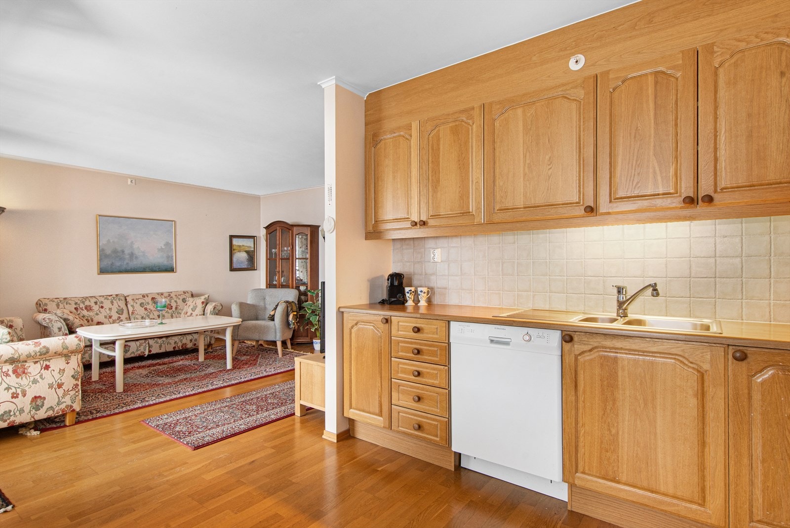 Her kan gjestene kose seg i sofakroken mens man lager god mat og underholder gjestene! Galleribilde