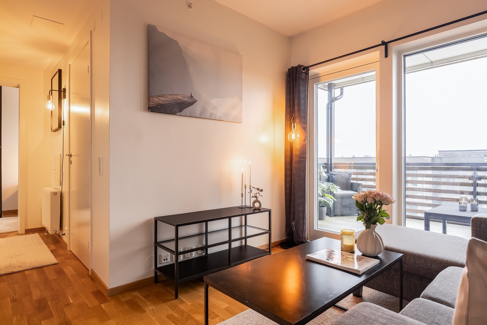 Leiligheten varmes opp via fjernvarme gjennom radiator som er inkludert i felleskostnadene. Galleribilde