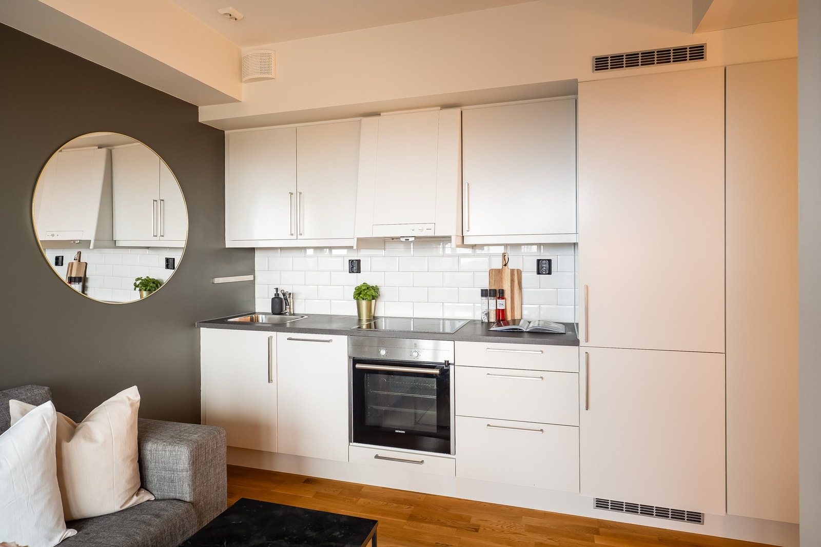 Pent kjøkken fra HTH med integrerte hvitevarer. Galleribilde