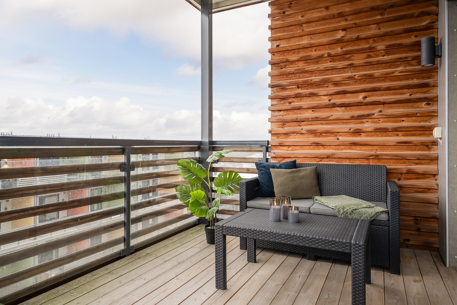 Balkongen byr på god plass til utemøbler, grill og hyggelige sittegrupper Galleribilde