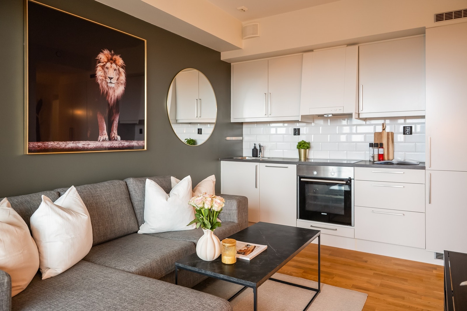 Åpen stue- og kjøkkenløsning som gir en luftig og sosial atmosfære. Galleribilde