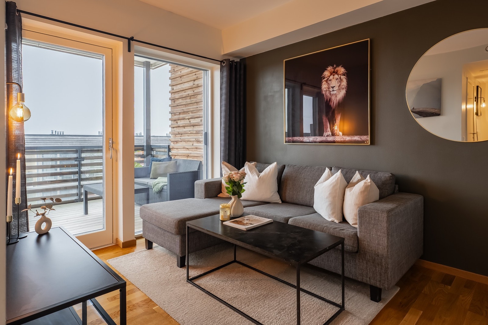 Stuen nyter godt av store vindusflater som gir rikelig med naturlig lys. Galleribilde