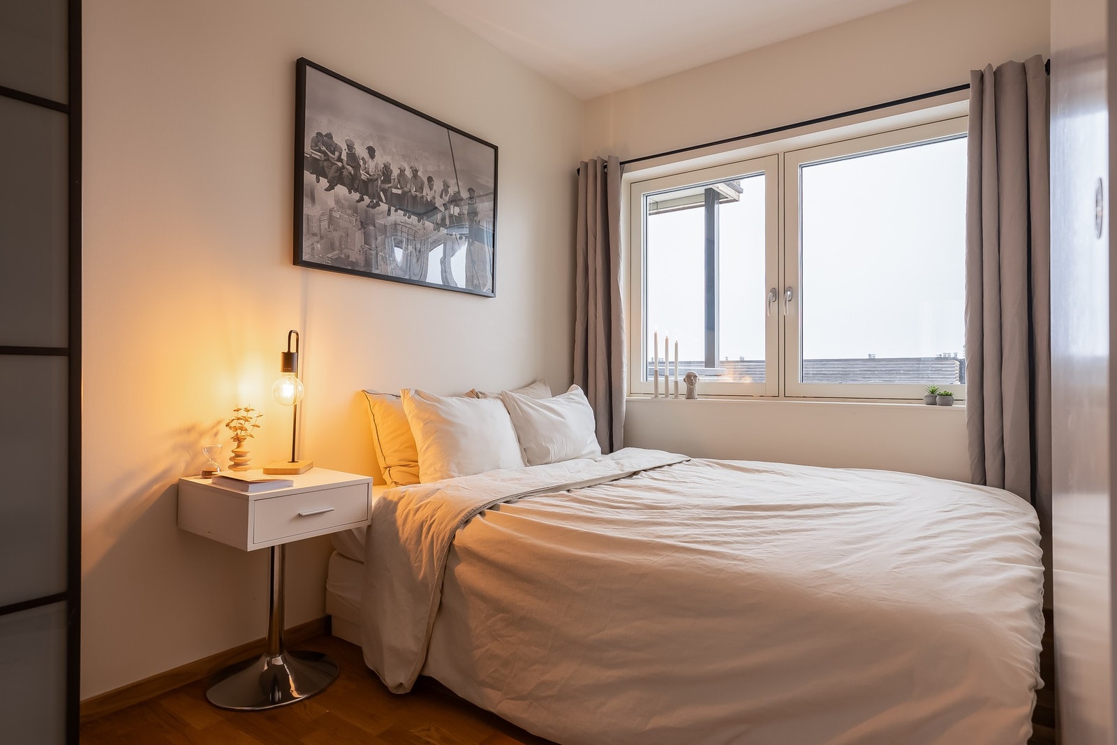 Soverommet er Ca. 8 kvm med plass til dobelt seng, nattbord og garderobeskap. Galleribilde